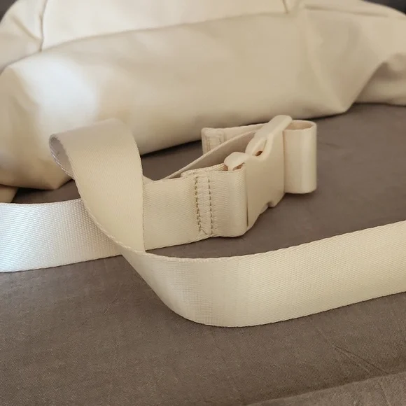 Fabletics Belt bag cream colored - Picture 5 of 12
